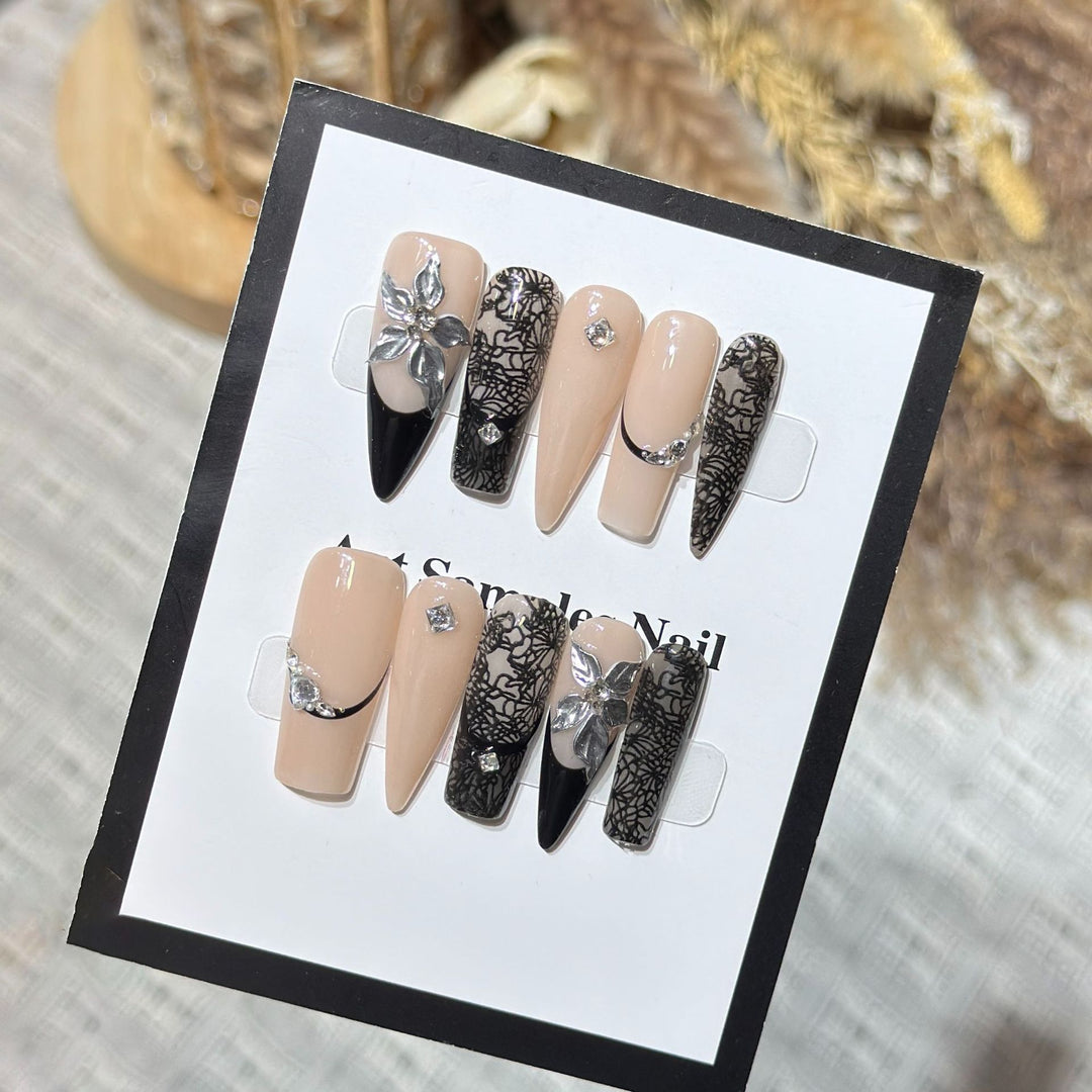 Künstlerisches Stiletto Press-On Nagelset mit floralen und geometrischen Akzenten Karnz