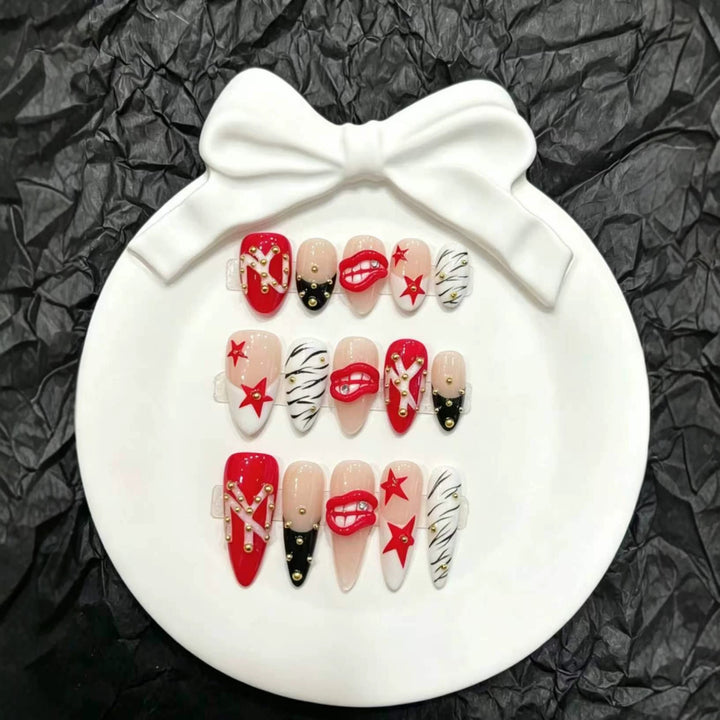 Künstlerisches Press-On Nagelset mit einzigartigen Designs