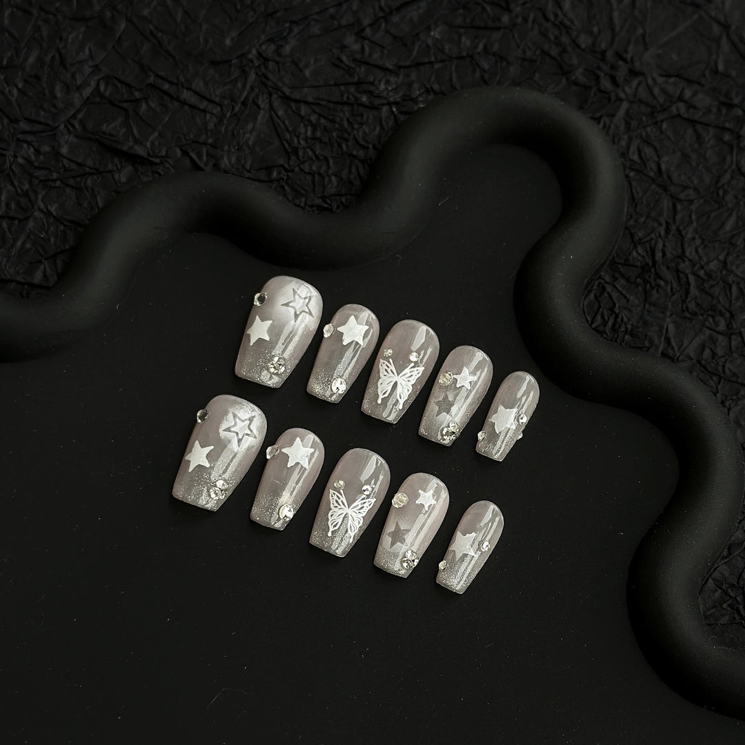 Dekoratives Press-On Nagelkunst Set mit luxuriösen Funkel-Akzenten