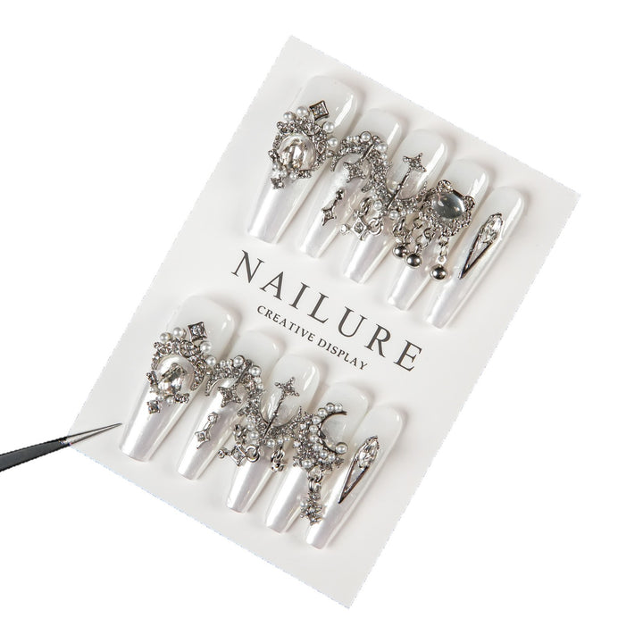 Dekorativer Press-On-Nagelset mit Verzierungen