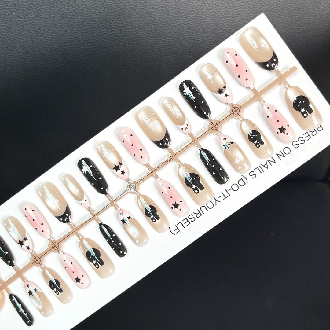 Künstlerisches Press-On Nageldesign Karnz