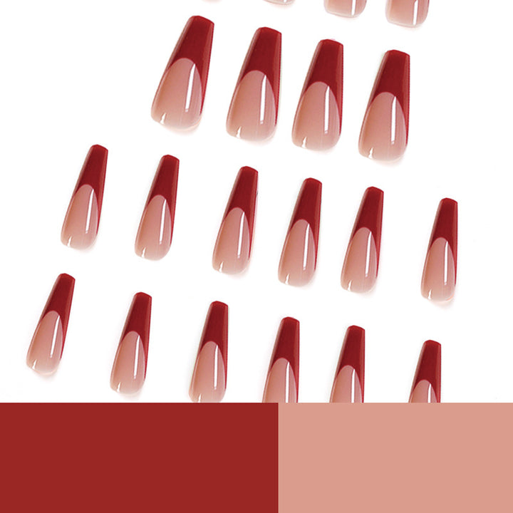 Elegante Kunstnägel mit Hochglanz-Finish und prägnantem French-Tip Karnz
