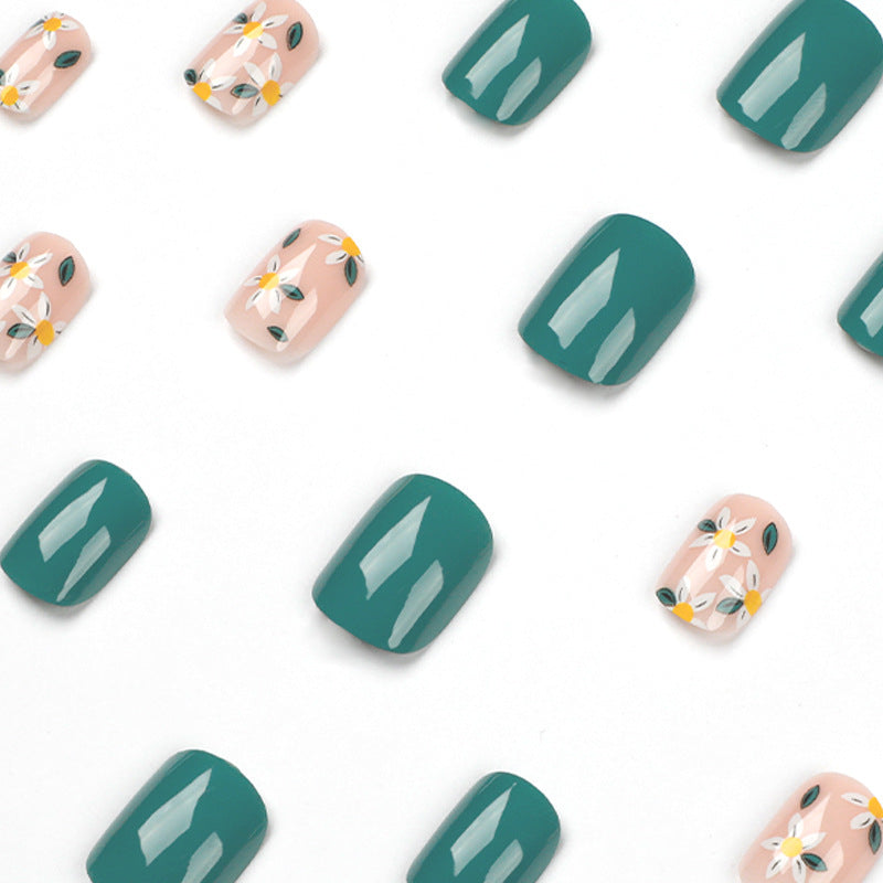 Kunstvolle Nagelkunst mit zarten Blumendesigns Karnz