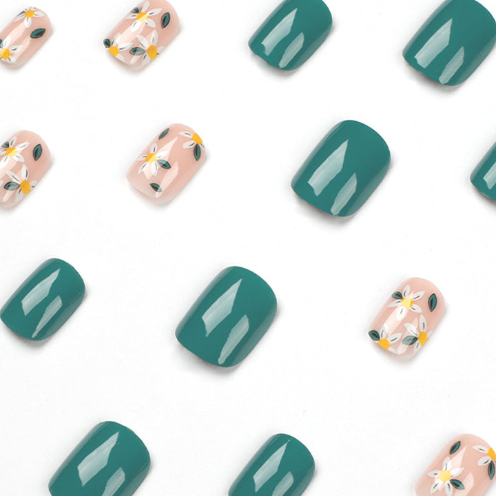 Kunstvolle Nagelkunst mit zarten Blumendesigns Karnz