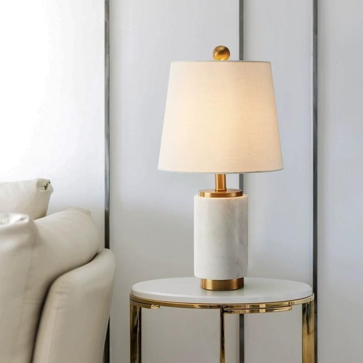 Marmortischlampe mit goldenen Akzenten