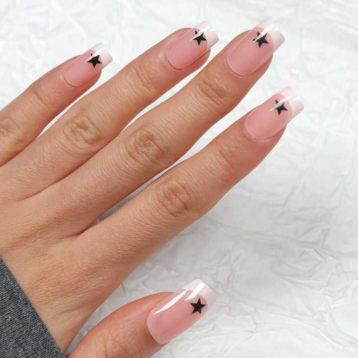 Künstlerische French Tip Press-On Nägel mit Sternakzenten Karnz