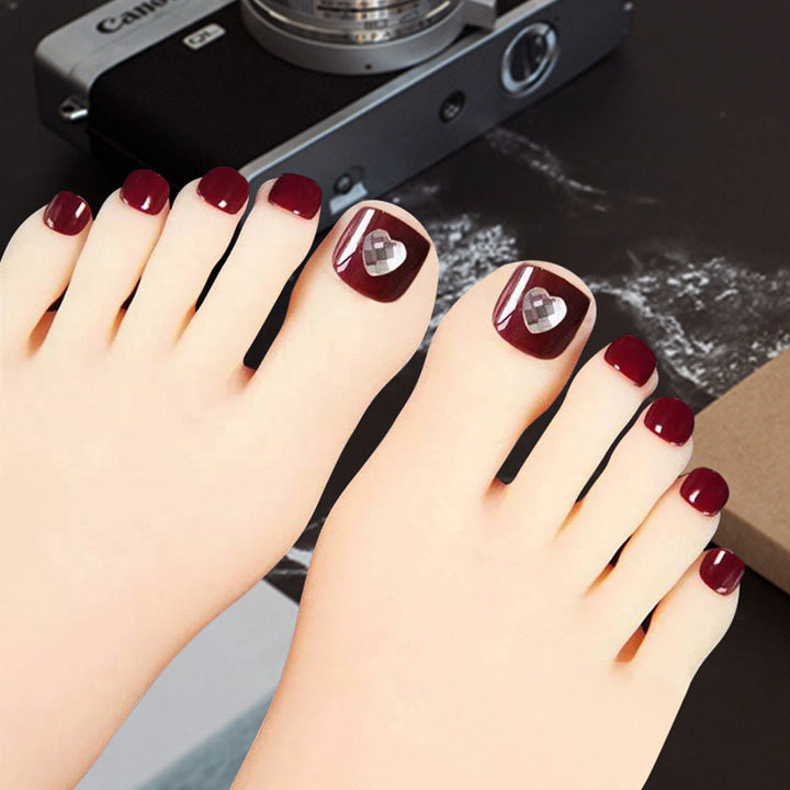 Kunstnagelset mit eleganten Herzakzenten Karnz