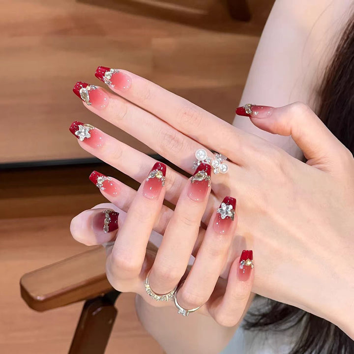 Glamouröse Kunstnägel mit Elegantem Strassdesign Karnz