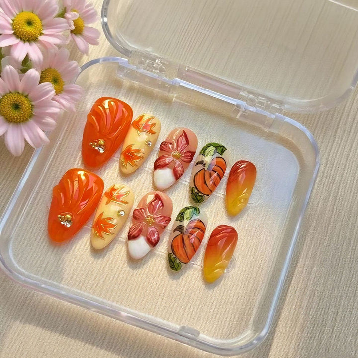 Kunstnagelset mit floralen und herbstlichen Designs Karnz