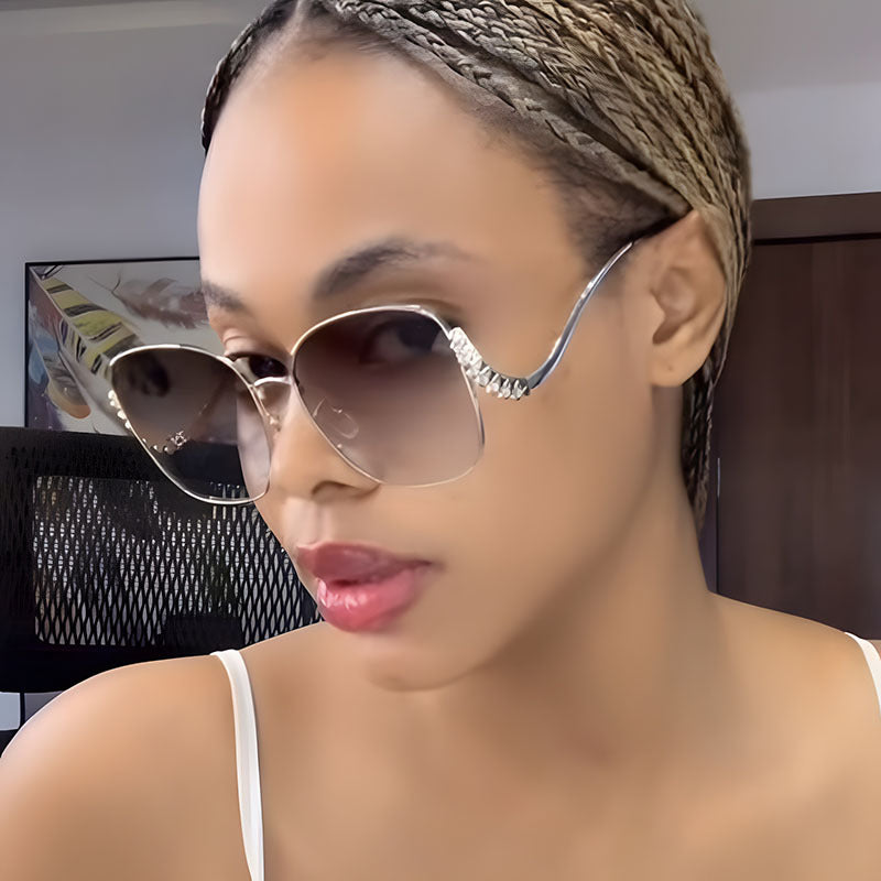 Damen auffällige Sonnenbrille mit funkelnden Applikationen Karnz