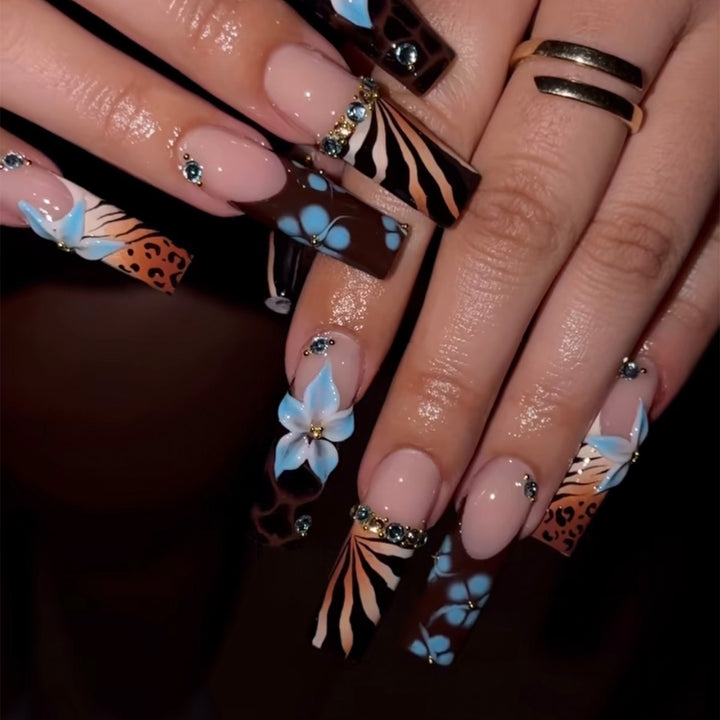 Künstlerisches Floral Press-On Nageldesign