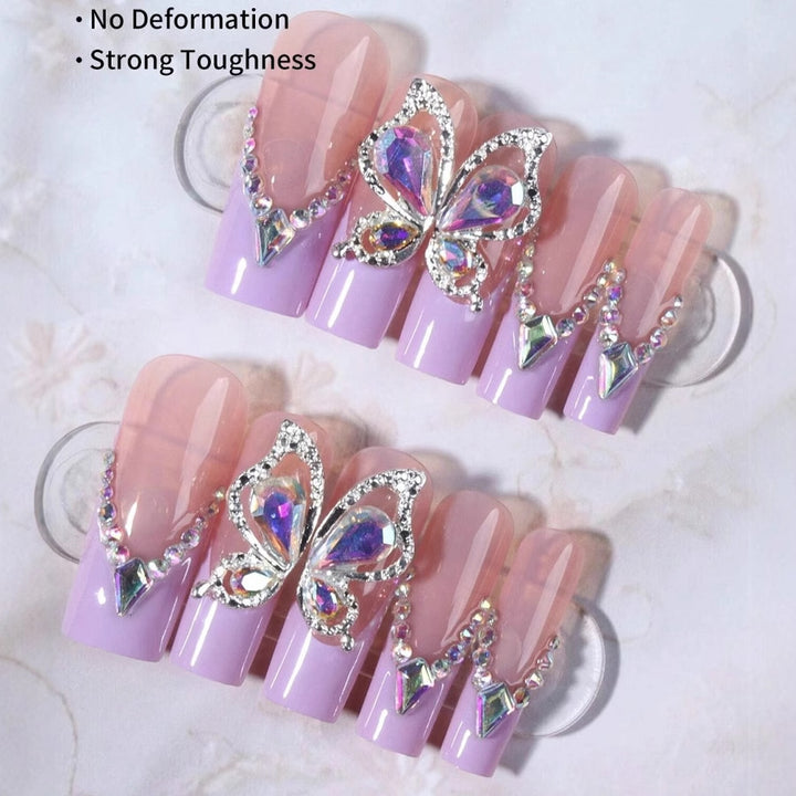 Kunstnagelset mit luxuriösen 3D-Akzenten Karnz