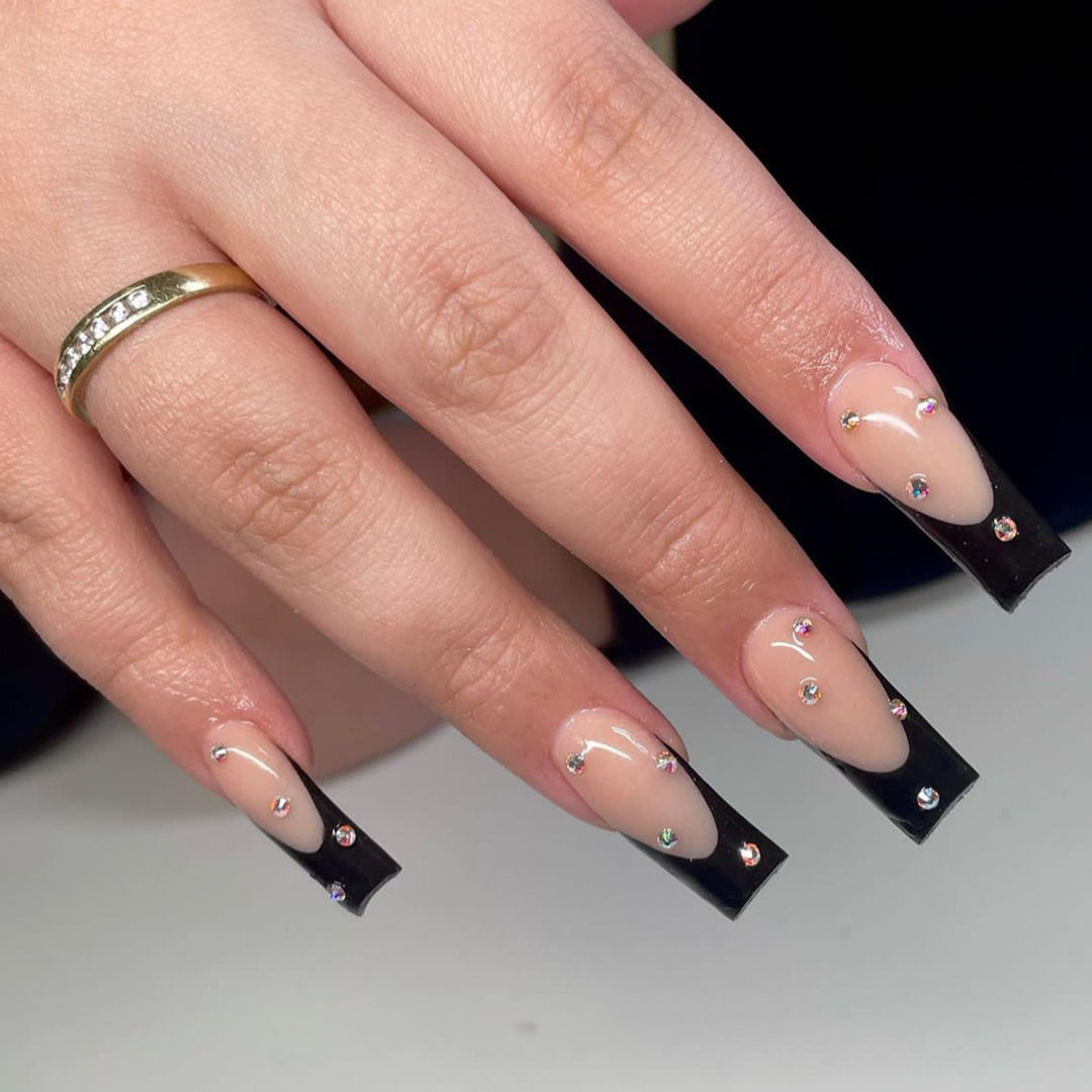 Elegantes kristallverziertes Press-On-Nageldesign Karnz