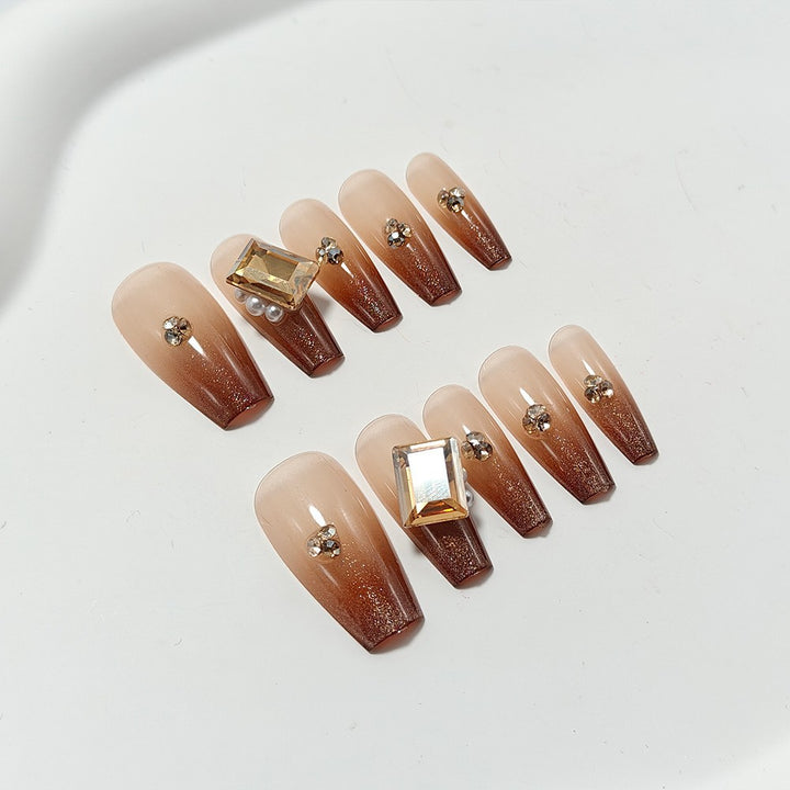 Kunstnägel mit Elegantem Ombre-Effekt und Exquisiten Schmucksteinen Karnz