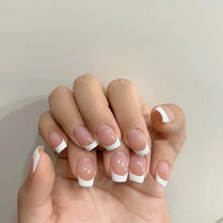 Kunstvolle French-Tip Nägel Karnz