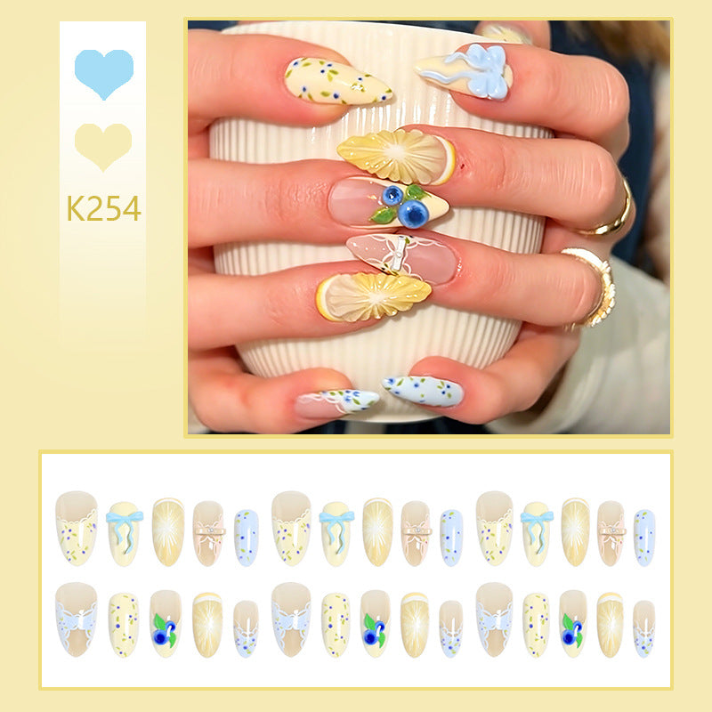 Kunstnägel mit verspieltem Blumendesign Karnz