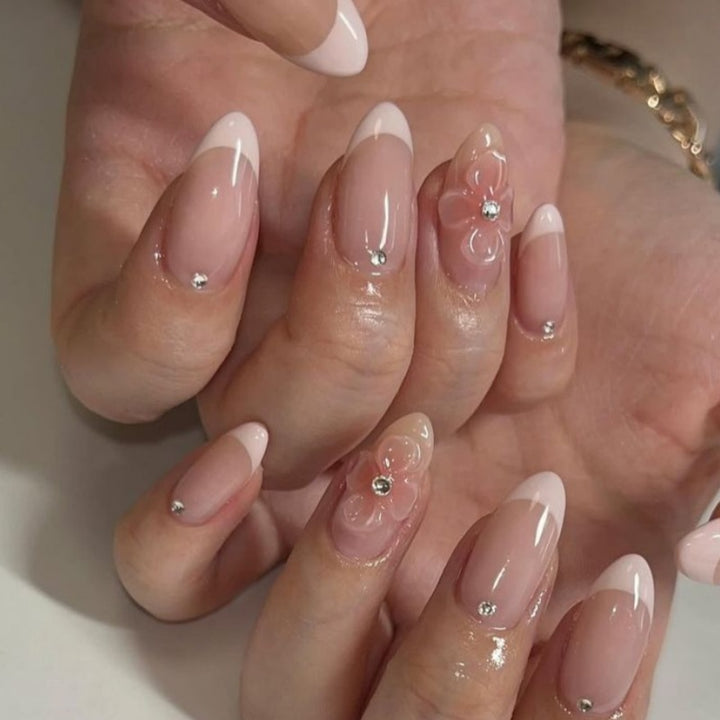 Elegante Press-On-Nagel-Set mit floralem Akzent Karnz
