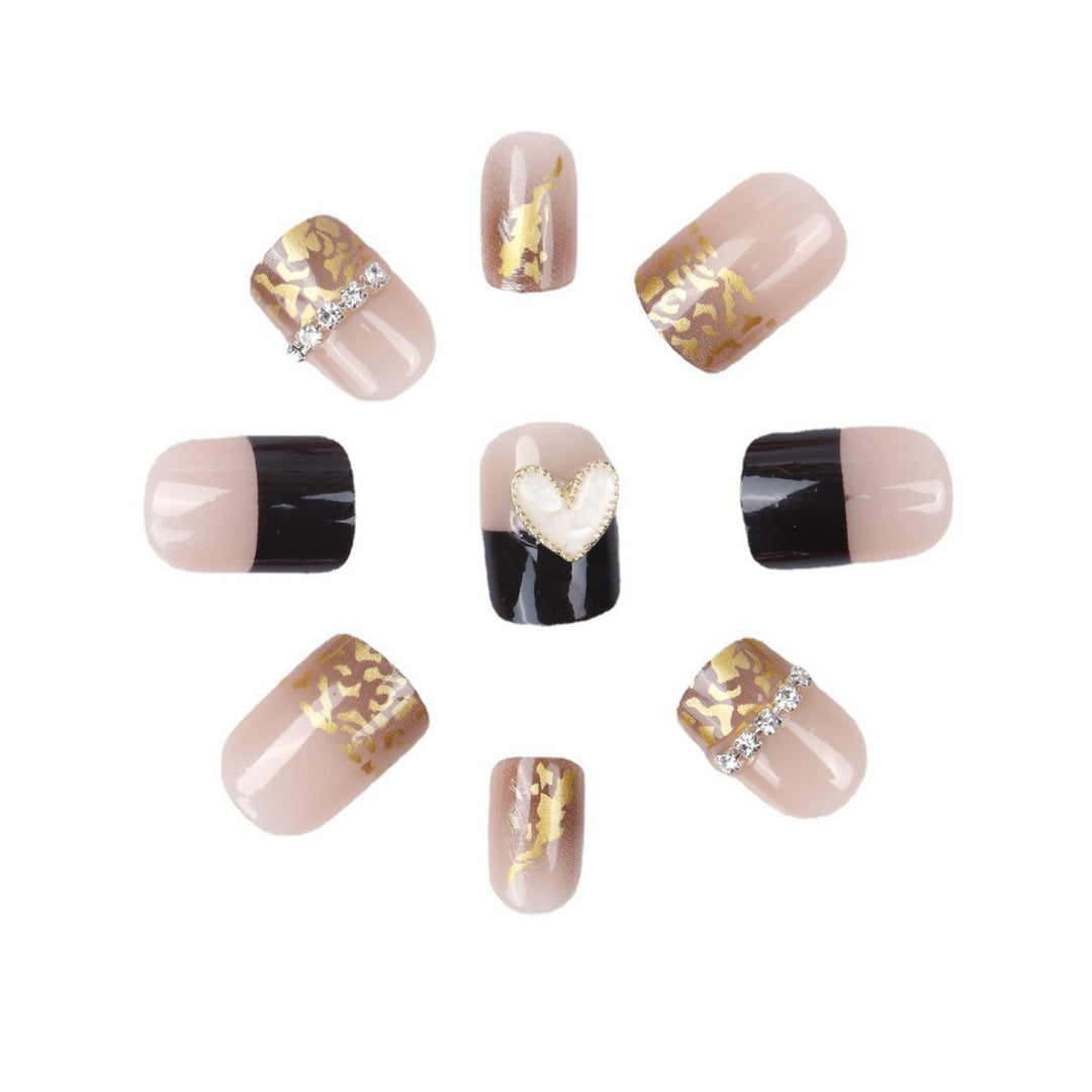 Künstlerische Nagelverlängerungen mit Herz- und Glitzerakzenten Karnz