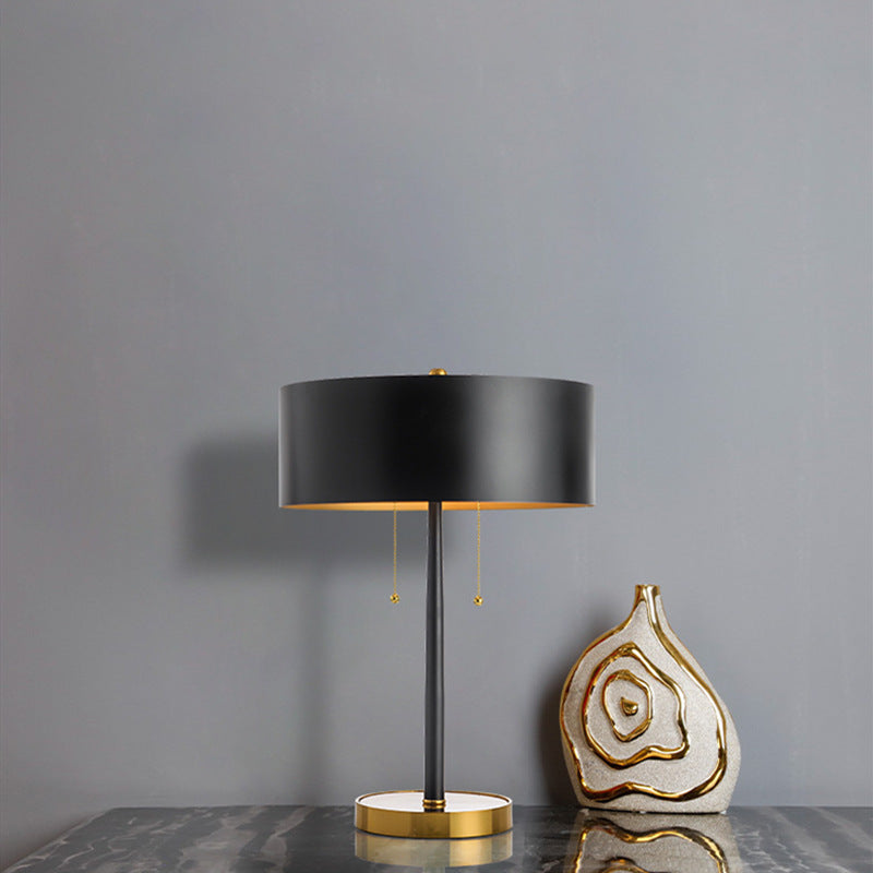 Moderne Minimalistische Tischlampe mit goldenen Akzenten