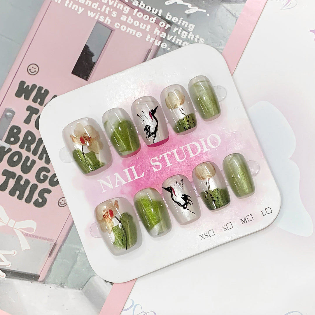 Kunstvolle Nail Art mit floralen Designs Karnz