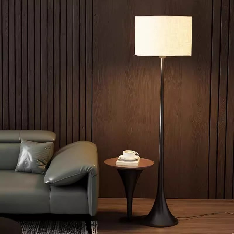 Moderne schlanke Stehlampe