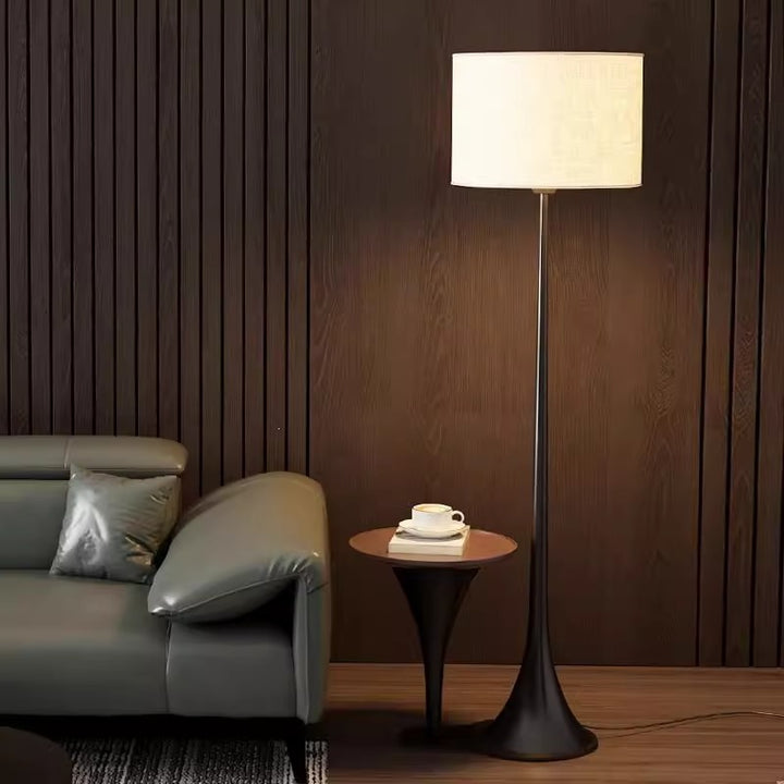 Moderne schlanke Stehlampe