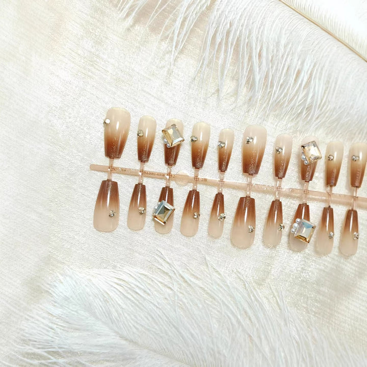 Glamouröse Kunstnägel Im Eleganten Ombre-Design Karnz