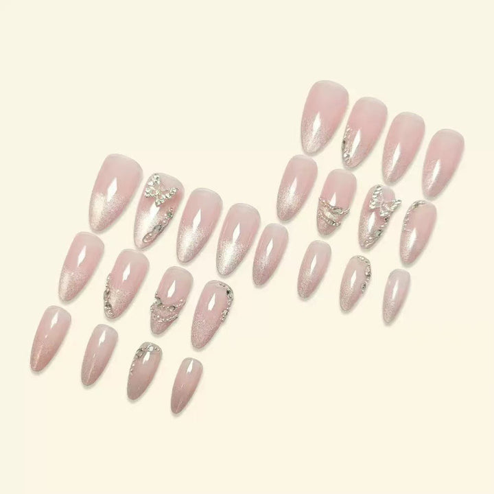 Elegantes Stiletto-Nageldesign mit Strassverzierungen Karnz