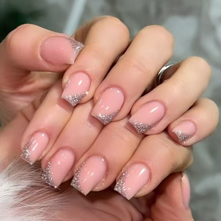 Kunstnagelset mit schimmernden Glitterspitzen Karnz