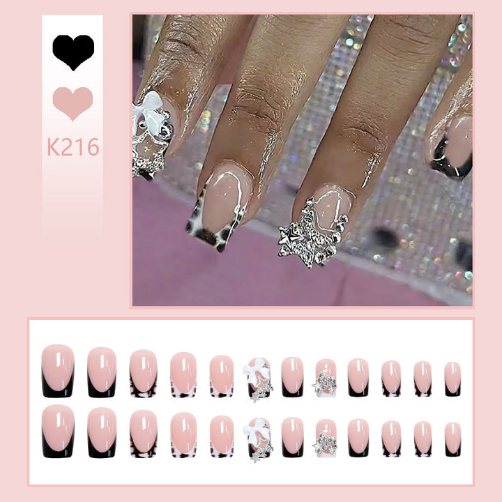 Kunstnagelset mit glamourösen Starlights und eleganten Verzierungen Karnz