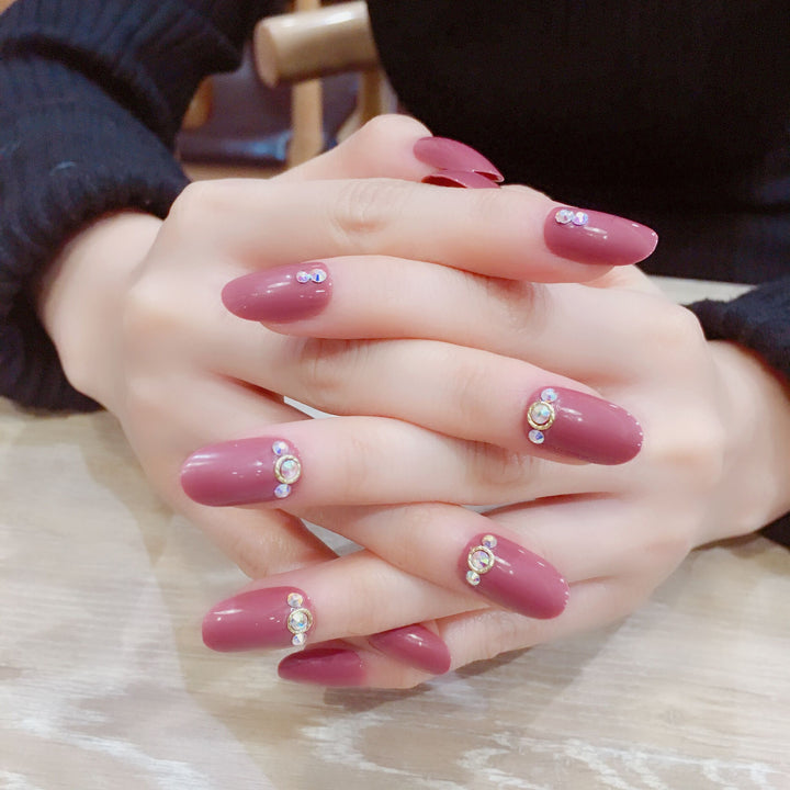 Künstlerisches Stiletto Press-On Nagelset mit Strass-Akzenten