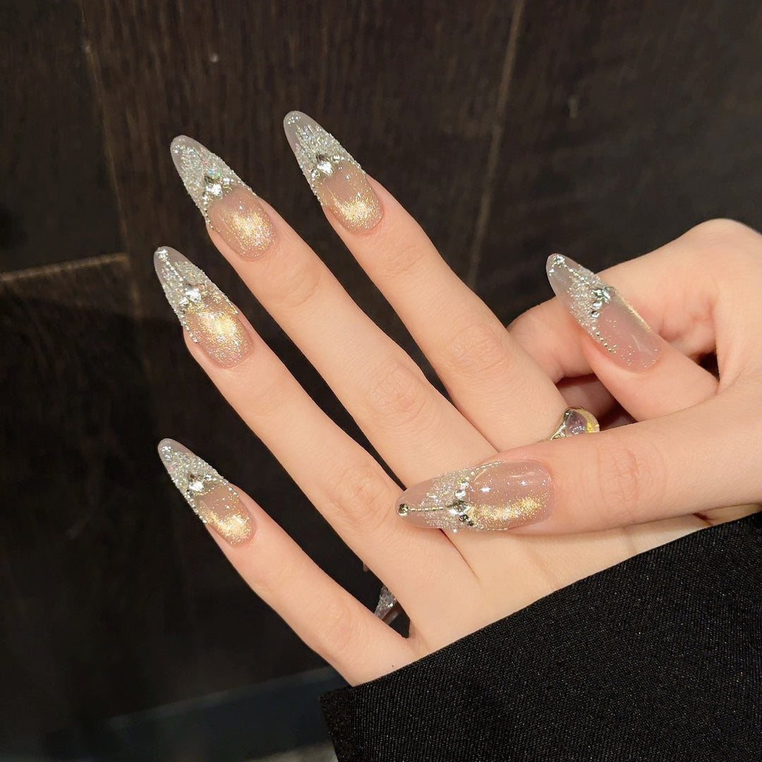 Elegantes Druck-Dauer-Nagelset mit funkelnden Akzenten