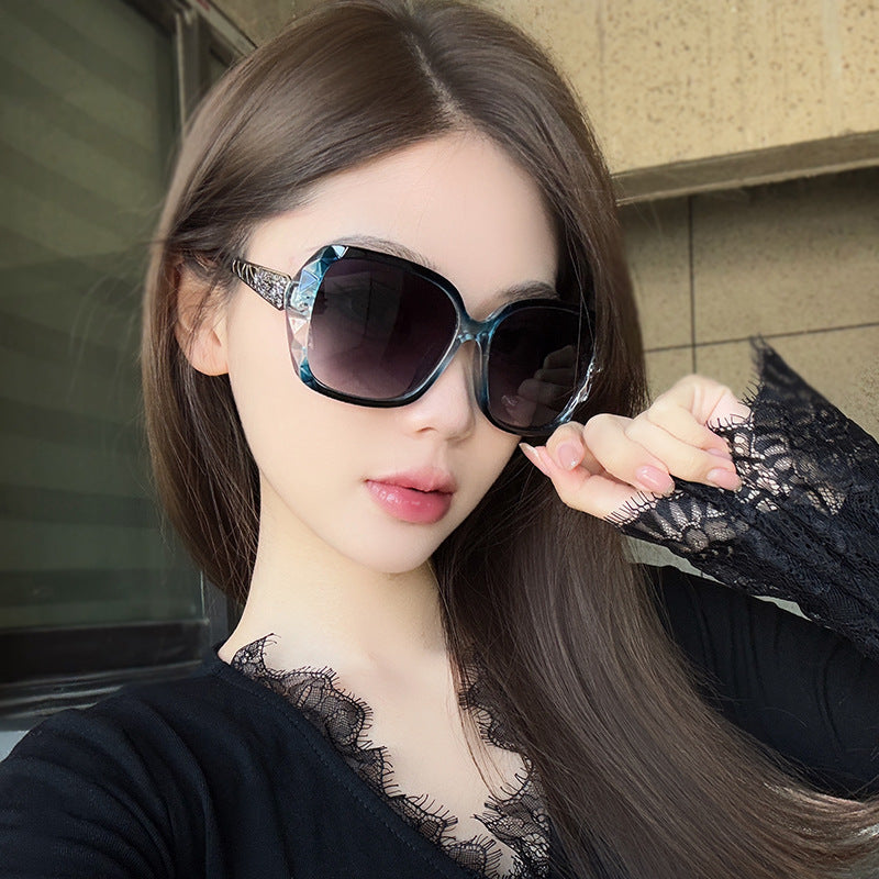 Damen Designer-Sonnenbrille mit glamourösen Akzenten Karnz