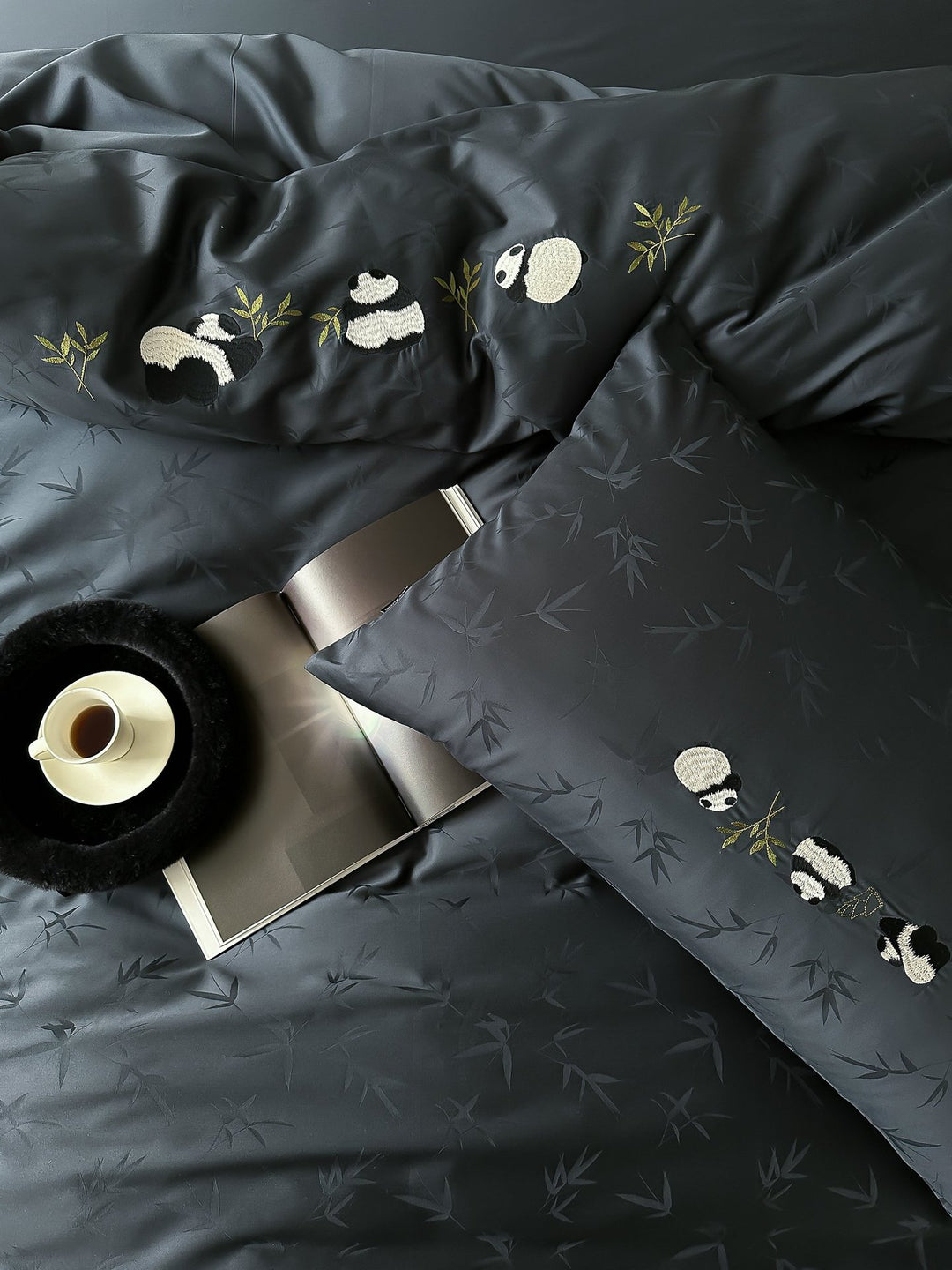 Fein gewebtes Baumwollsatin-Bettwäsche-Set mit Panda-Stickerei und Bambus-Jacquard