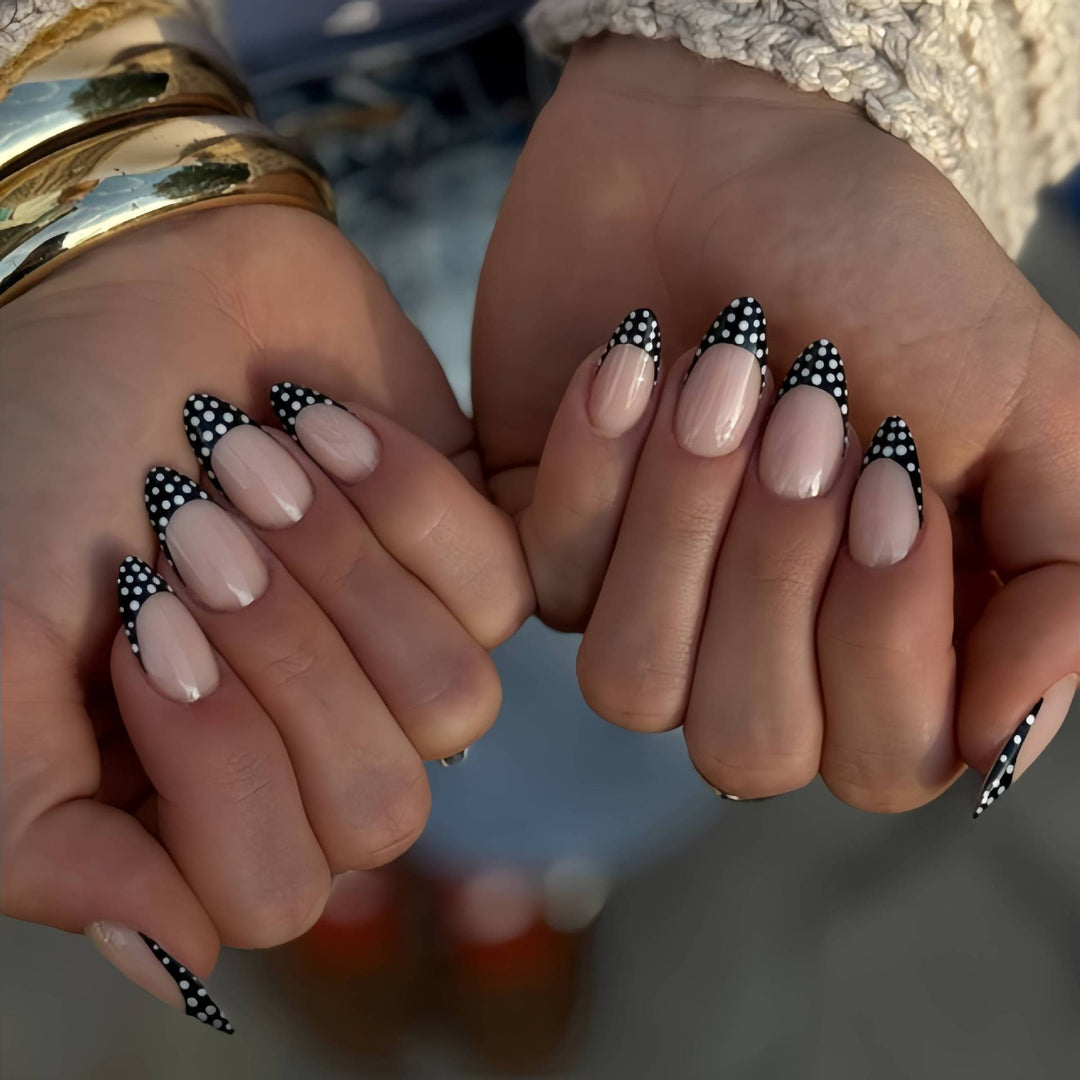 Künstlerisches French Tip Press-On Nails Set Karnz
