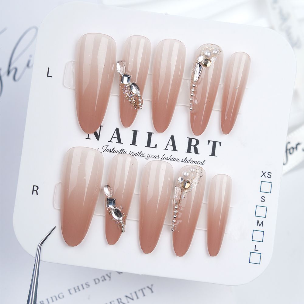 Kreatives thematisches Press-On-Nagelset Karnz