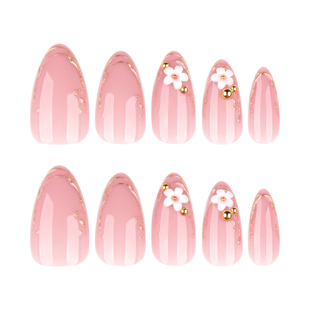 Kunstvolle Nagelgestaltung mit goldenen Akzenten und floralen Details Karnz