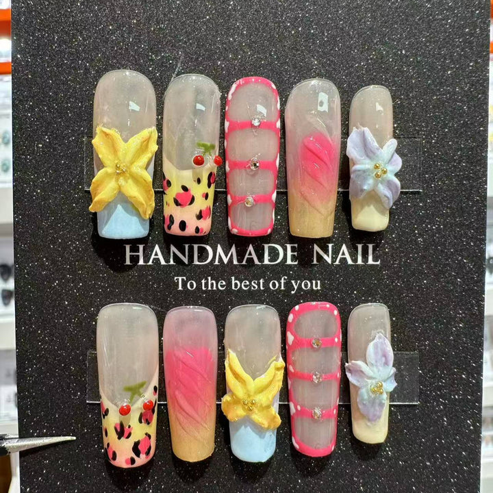Künstlerisches Floral Press-On Nagelset mit dekorativen Elementen