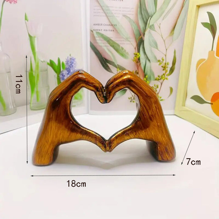 Herzförmige Holz-Handskulptur Karnz