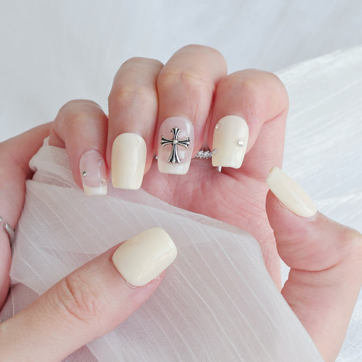Künstlerisches Press-On Nagelkunstset mit Herz- und himmlischen Designs