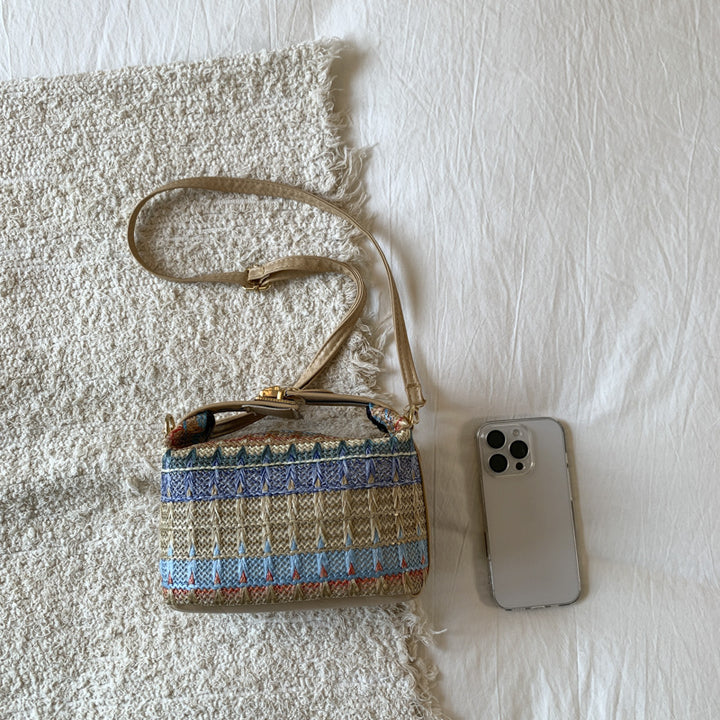 Texturierte handgewebte Mini-Crossbody-Tasche Karnz
