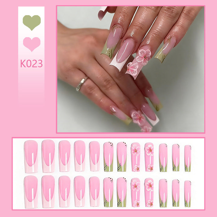 Kunstvolle Nagelspitzen mit floralen Verzierungen Karnz