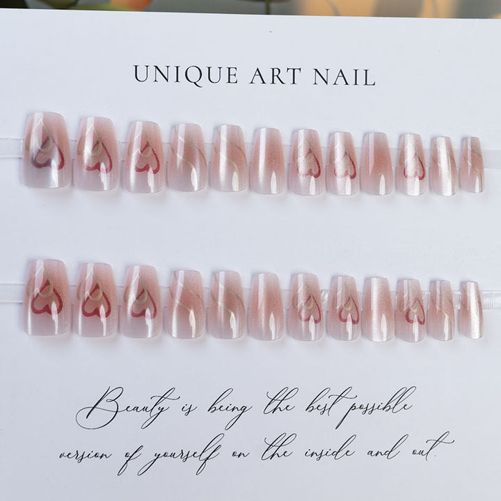 Künstlerisches Press-On Nagelset mit Herzdesign