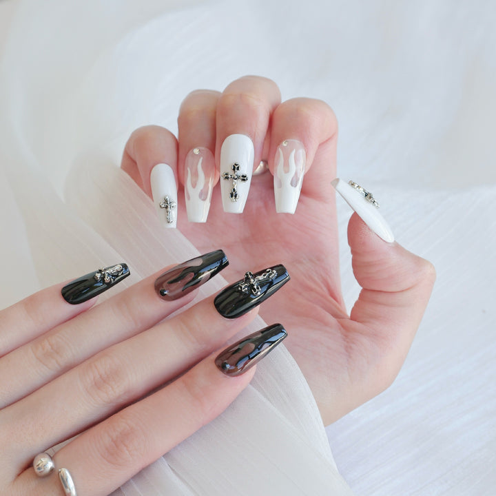 Künstlerisches Press-On Nagelkunstset mit Herz- und himmlischen Designs