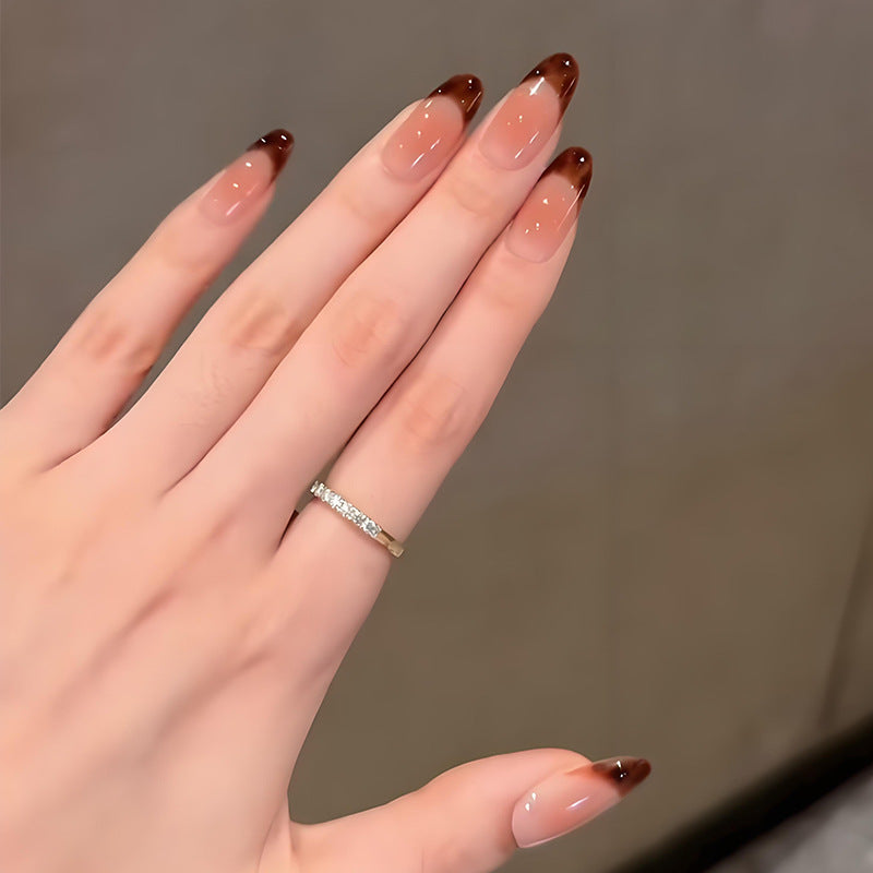 Kunstnagelset mit eleganten Ombre-Spitzen Karnz