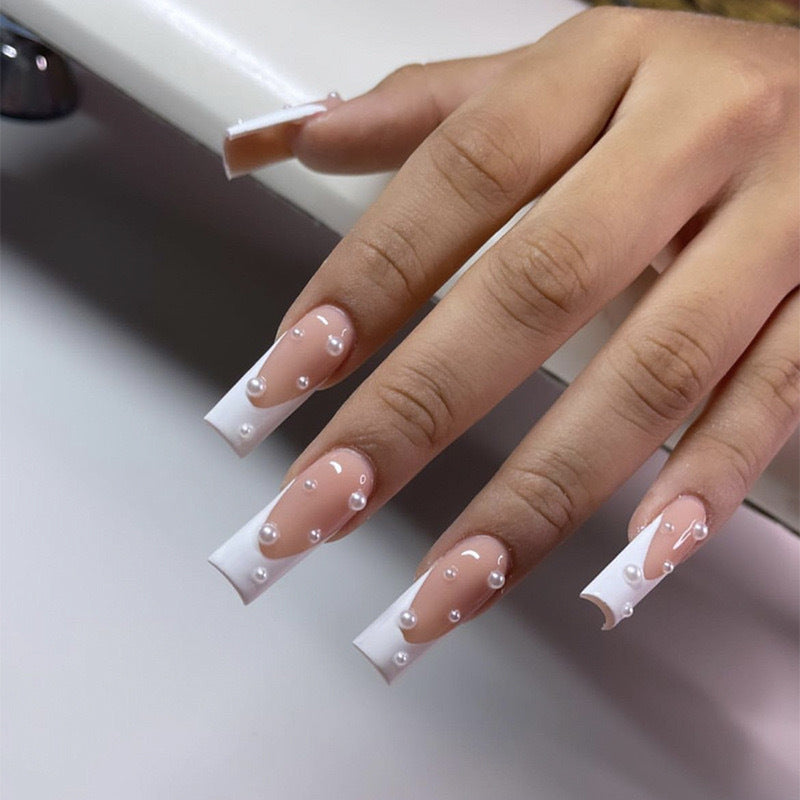 Kunstnagelset mit exquisiten Perlenakzenten und transparentem Design Karnz