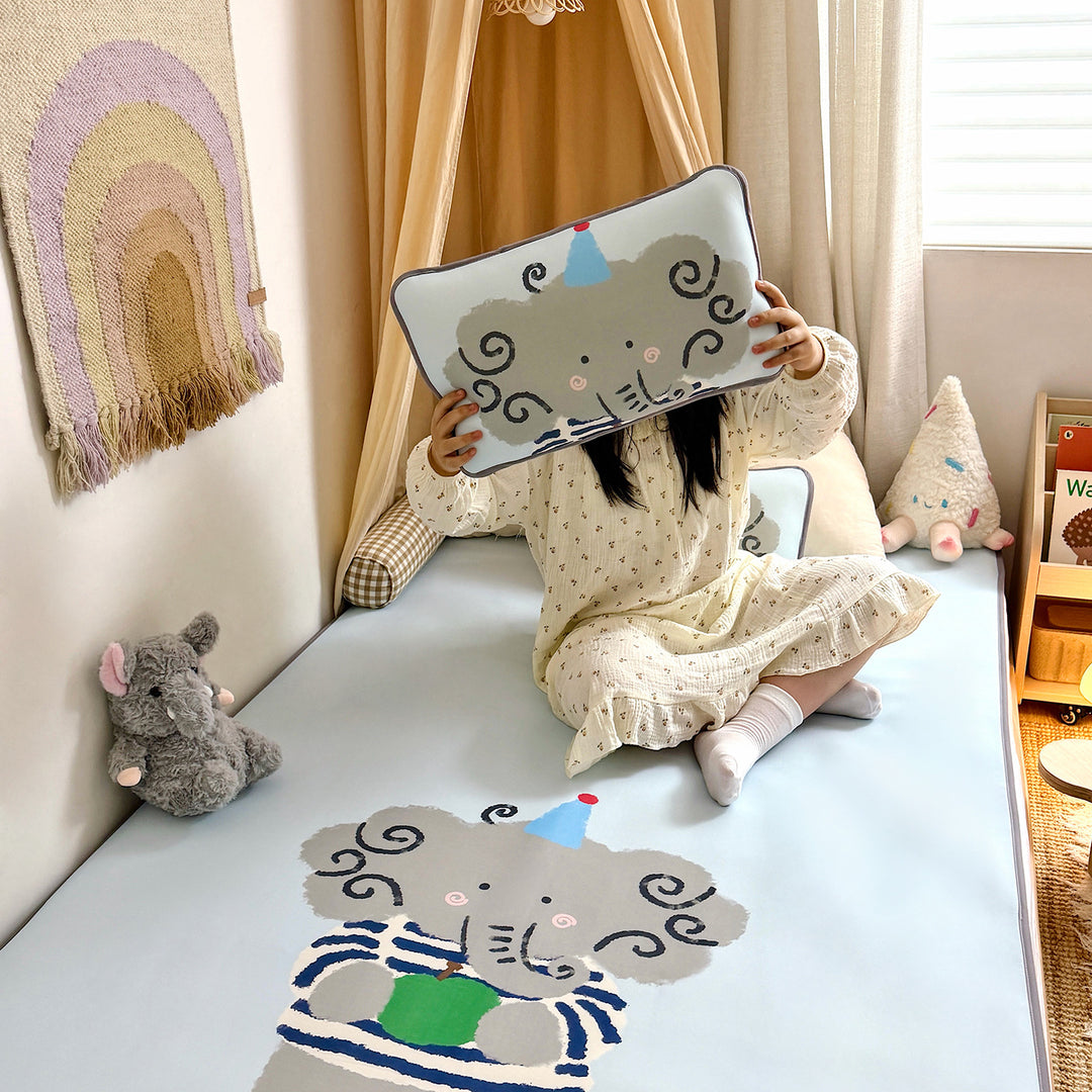 Kinder-Spielmatratze mit Kuschelkissen und rutschfester Schaumauflage