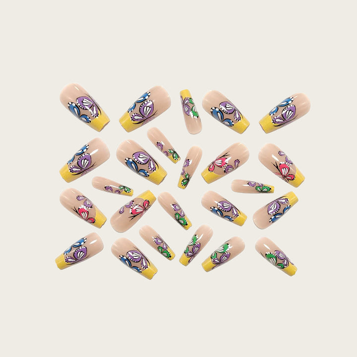 Kunstnagelset mit filigranem Schmetterlingsdesign Karnz