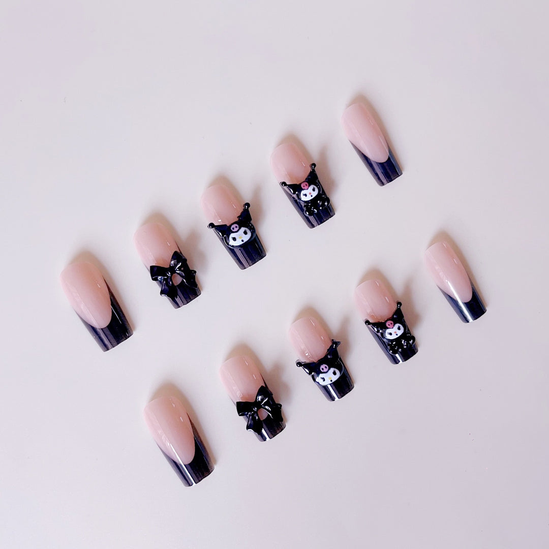 Kunstnagelset mit festlichen winterlichen Motiven und verspielt-glänzenden Akzenten Karnz