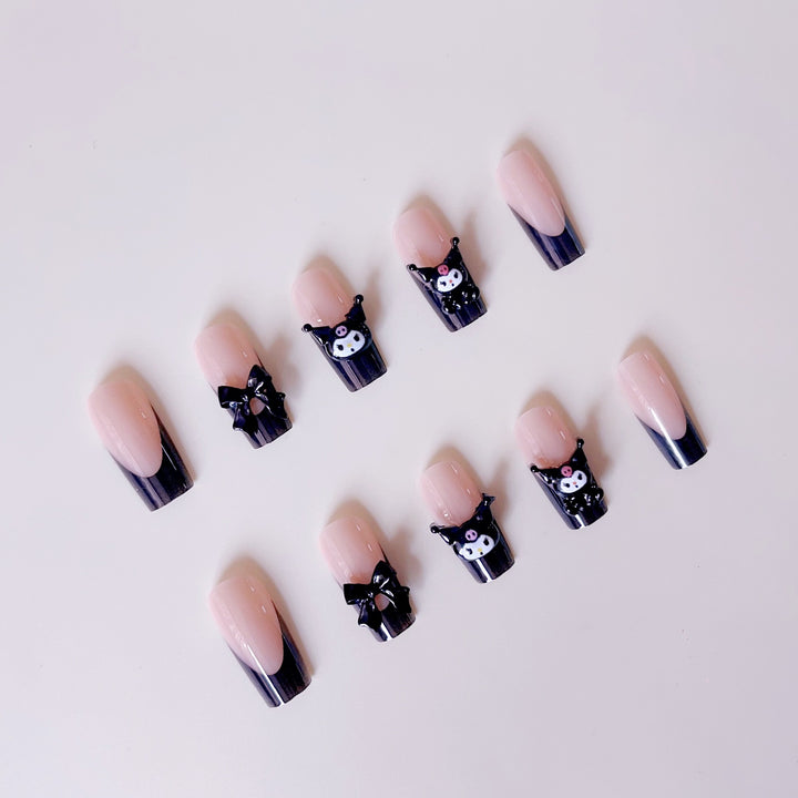 Kunstnagelset mit festlichen winterlichen Motiven und verspielt-glänzenden Akzenten Karnz